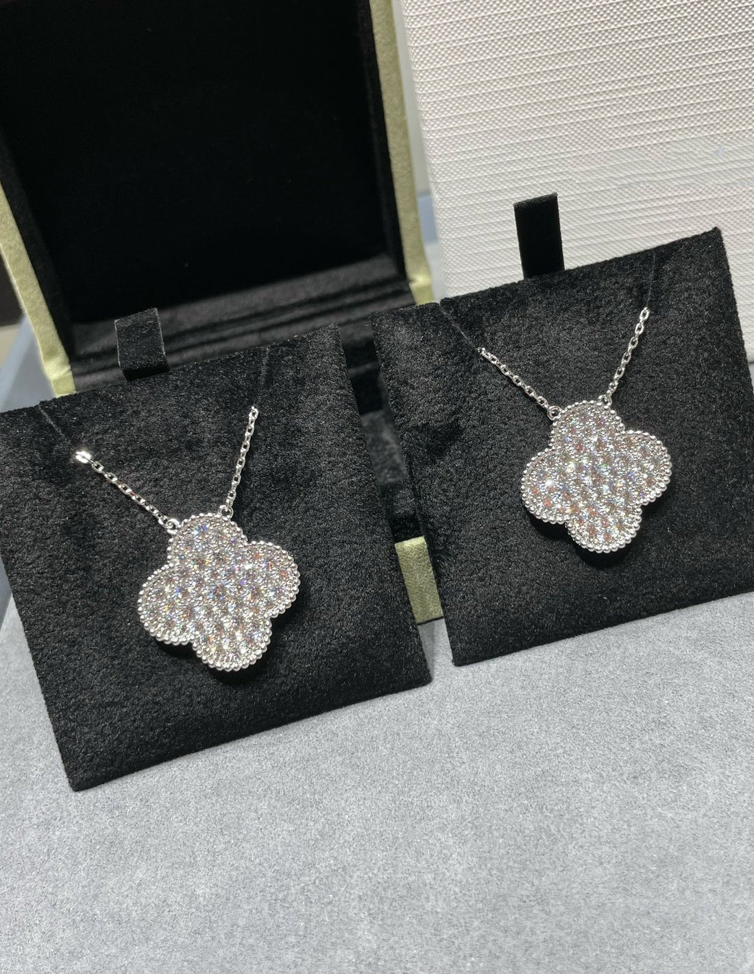 [Avelora Jewelry ]CLOVER 25MM LARGE PENDANT DIAMOND PAVED SILVER NECKLACE