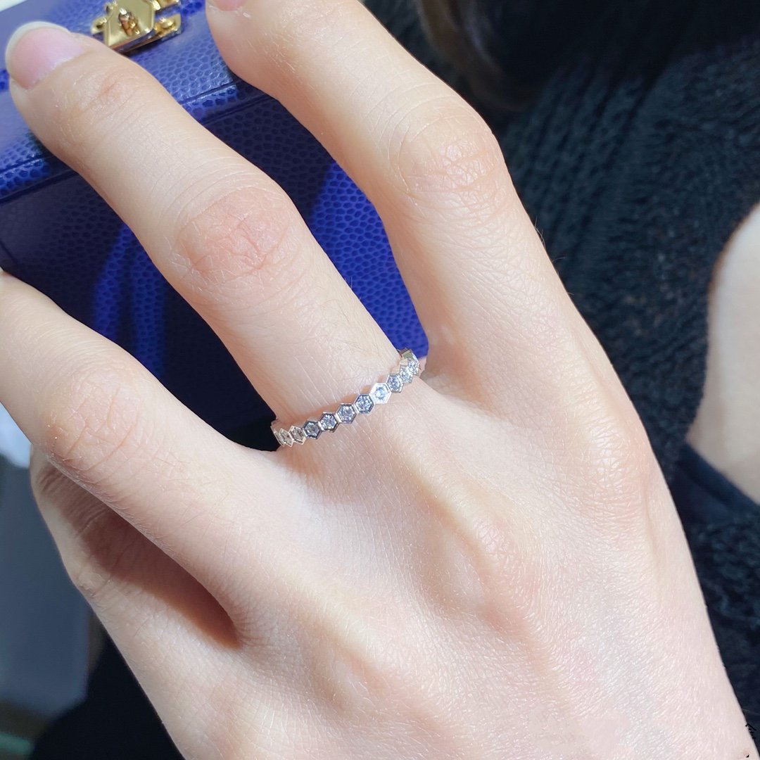 [Avelora Jewelry ]BEE LOVE DIAMOND PAVED SMALL RING