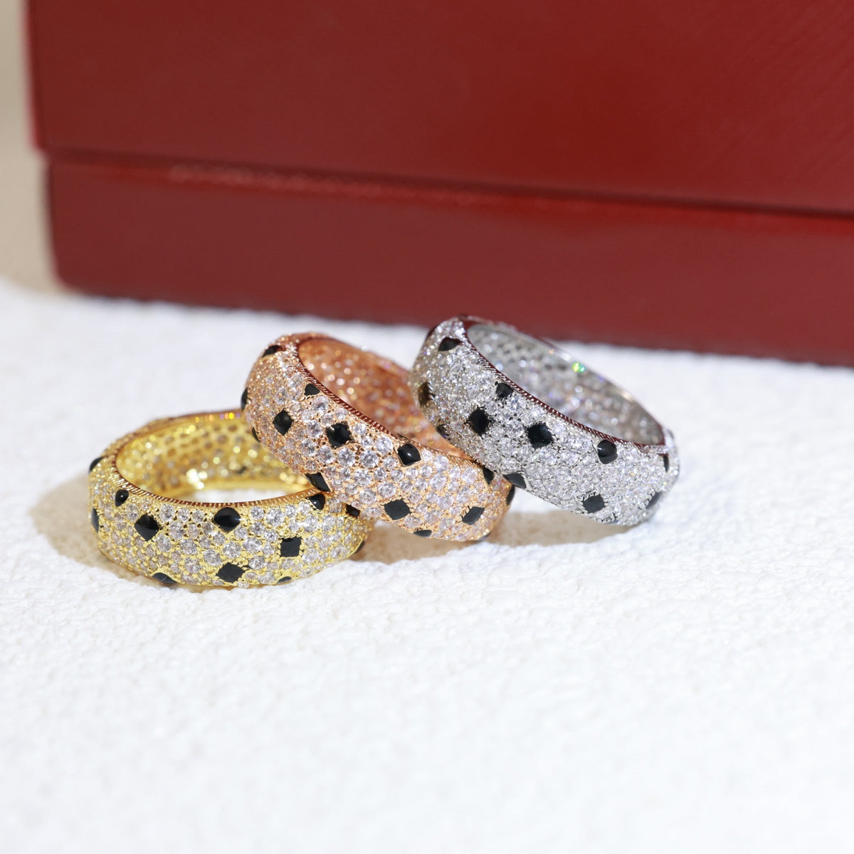 Spotted Panther Band Ring - detail view