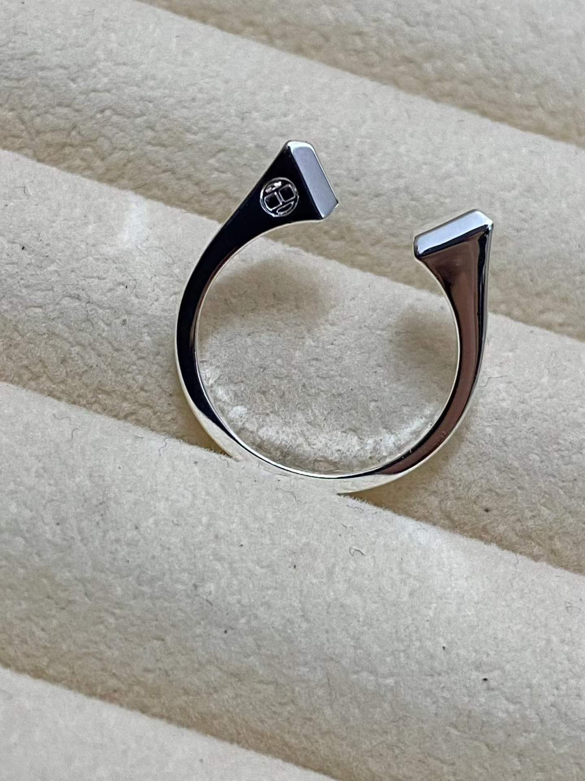 [Avelora Jewelry]THE CONE RIVET RING IS OPEN AND ONE SIZE FITS ALL