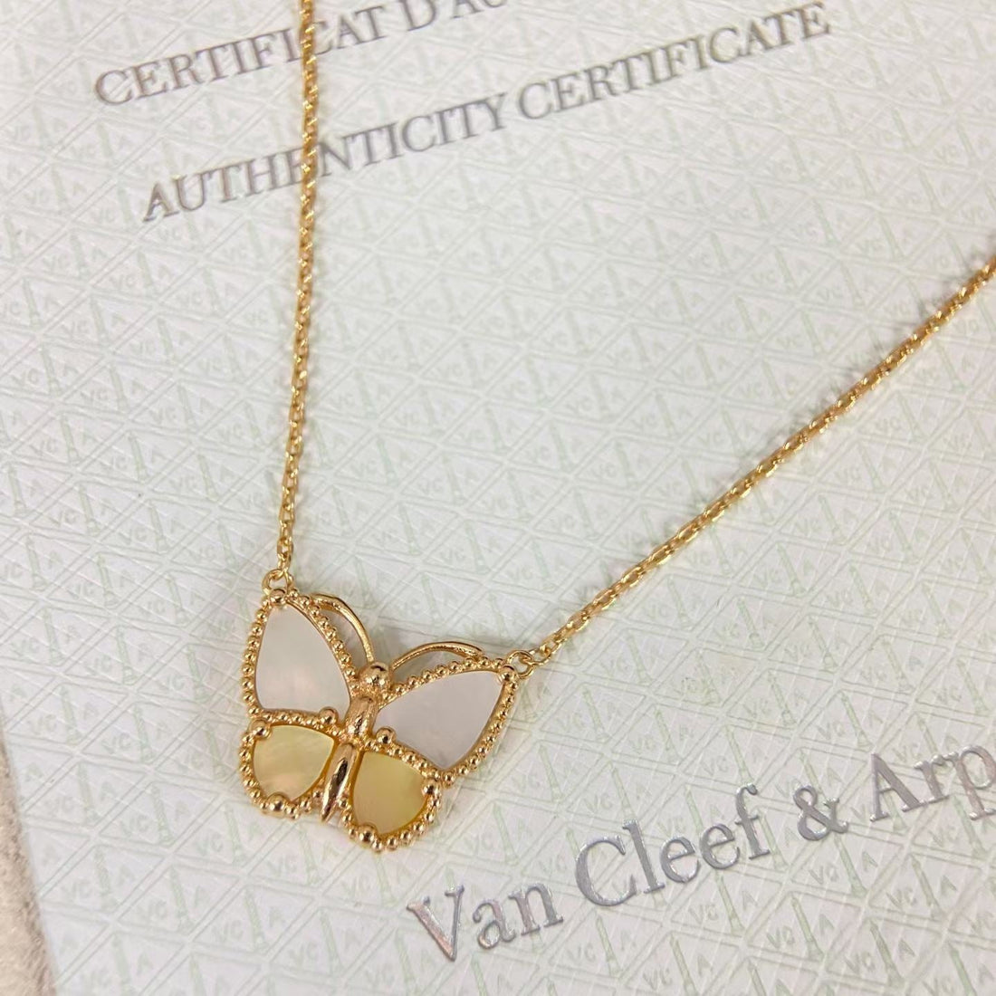 [Avelora Jewelry]NEW ROSE GOLD WHITE MOTHER OF PEARL BUTTERFLY NECKLACE
