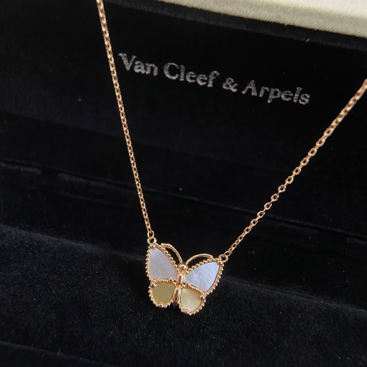 [Avelora Jewelry]NEW ROSE GOLD WHITE MOTHER OF PEARL BUTTERFLY NECKLACE