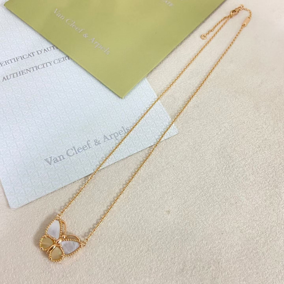 [Avelora Jewelry]NEW ROSE GOLD WHITE MOTHER OF PEARL BUTTERFLY NECKLACE