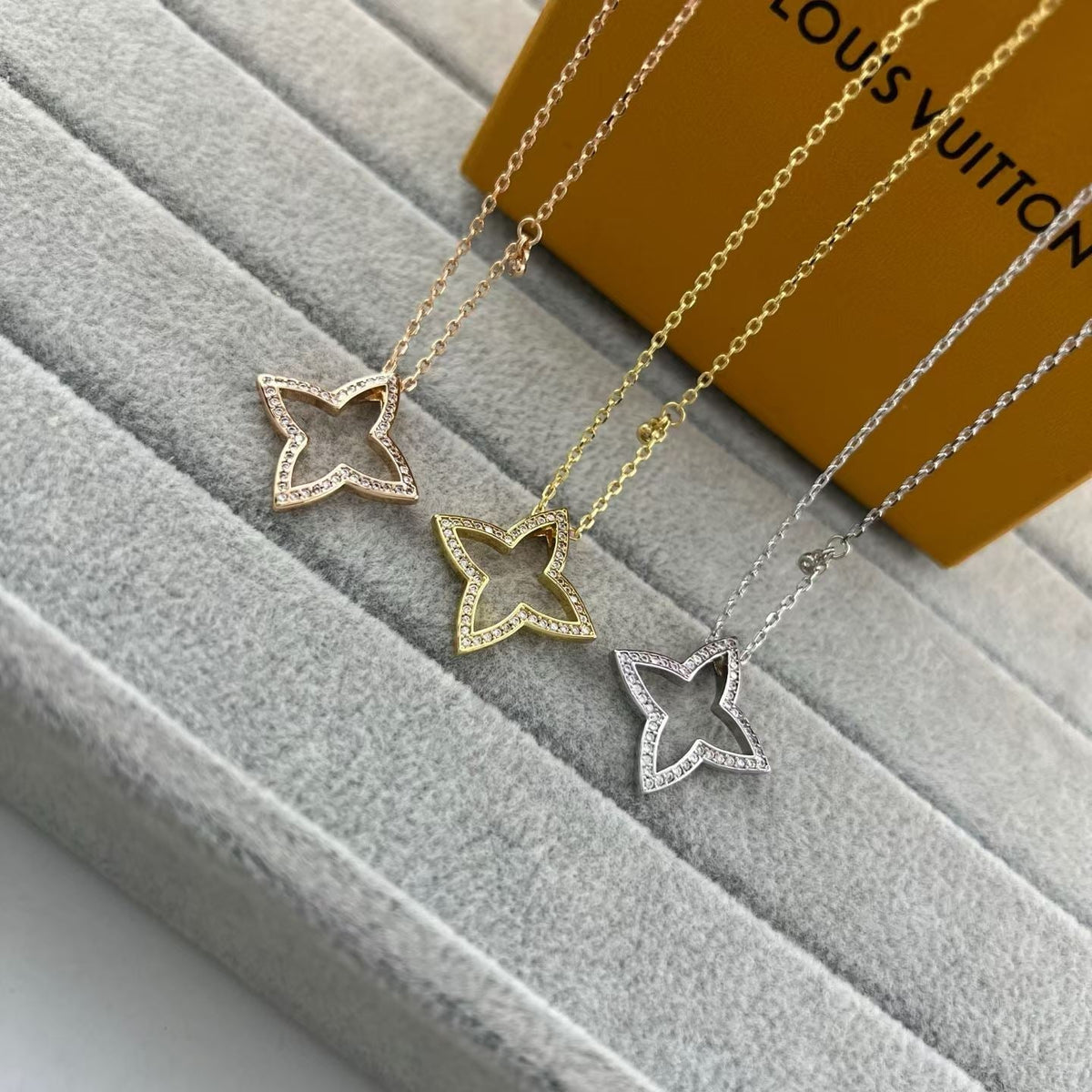 [Avelora Jewelry]FOUR-LEAF CLOVER OPENWORK NECKLACE