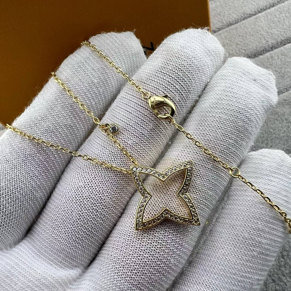 [Avelora Jewelry]FOUR-LEAF CLOVER OPENWORK NECKLACE