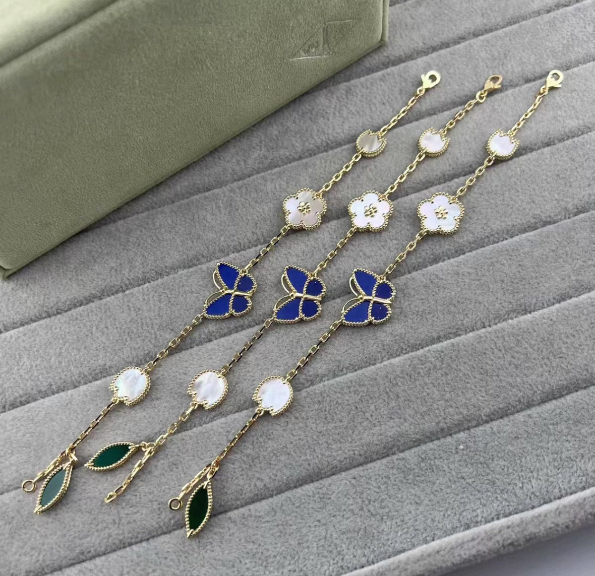 [Avelora Jewelry ]LUCKY SPRING GOLD BLUESTONE WHITE MOTHER-OF-PEARL BRACELET