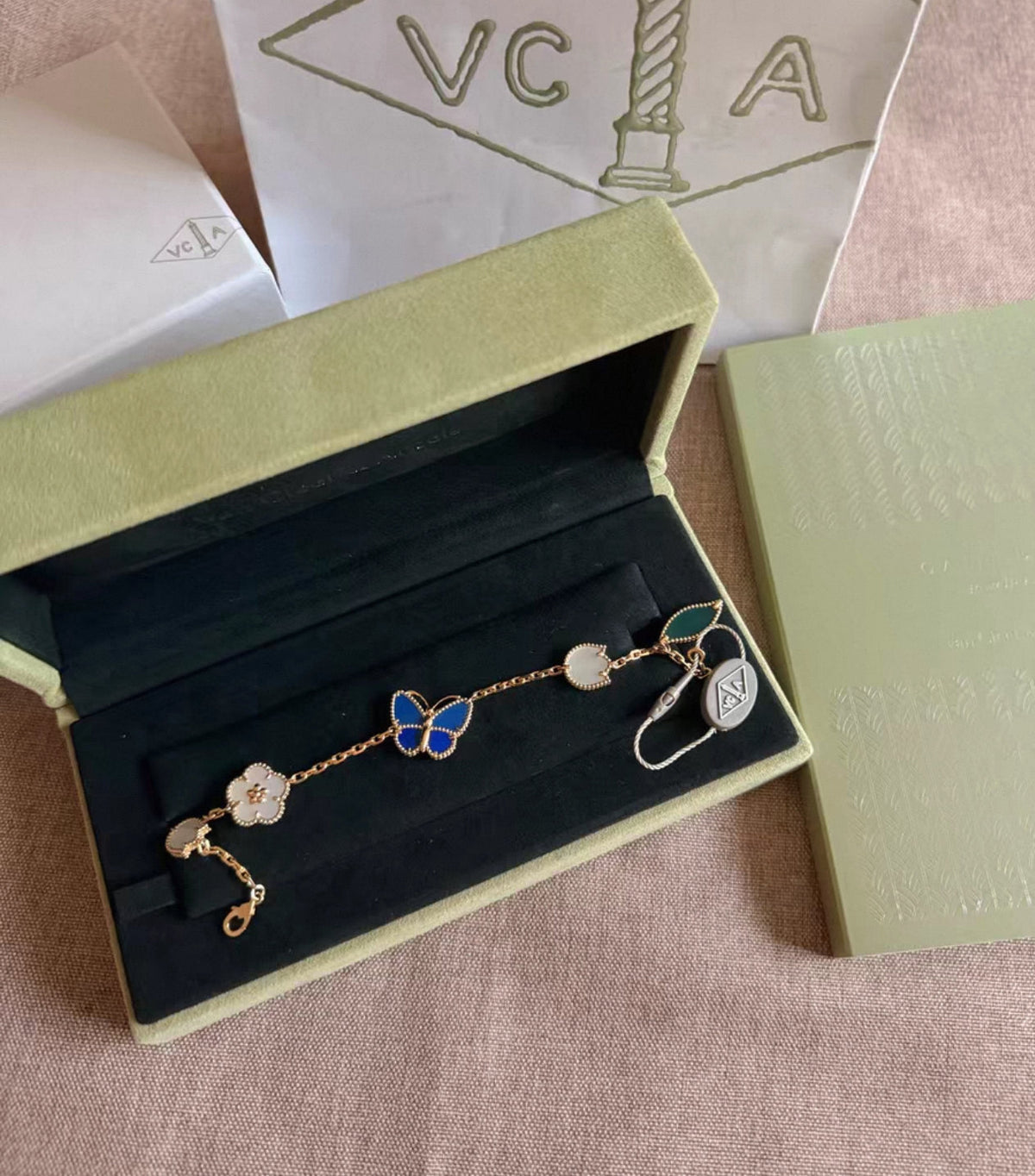 [Avelora Jewelry ]LUCKY SPRING GOLD BLUESTONE WHITE MOTHER-OF-PEARL BRACELET