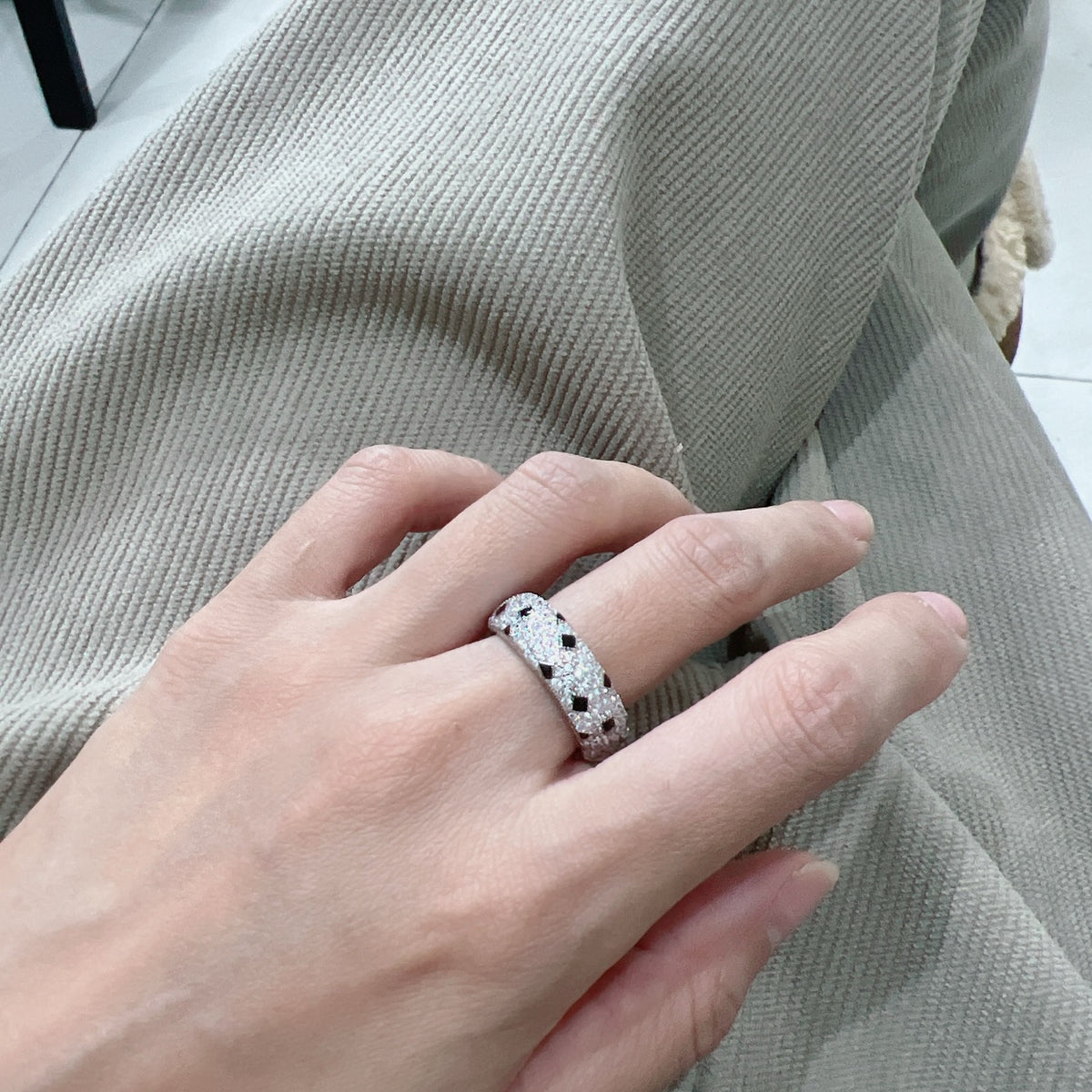 Spotted Panther Band Ring - detail view