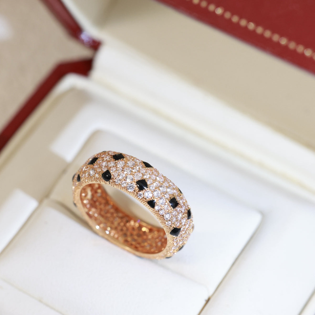 Spotted Panther Band Ring - detail view