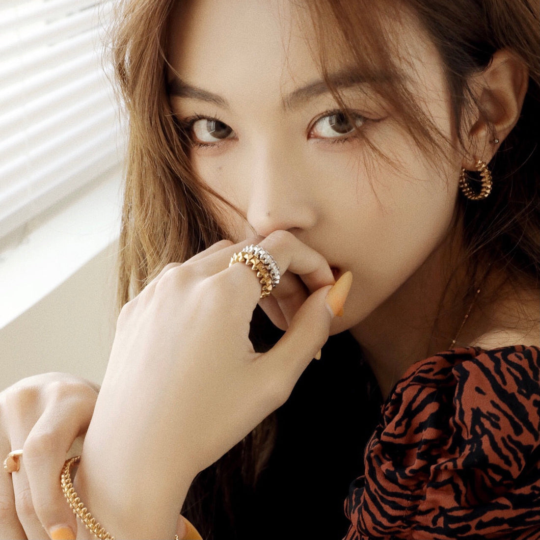 [Avelora Jewelry ]CLASH SMALL HOOP EARRINGS