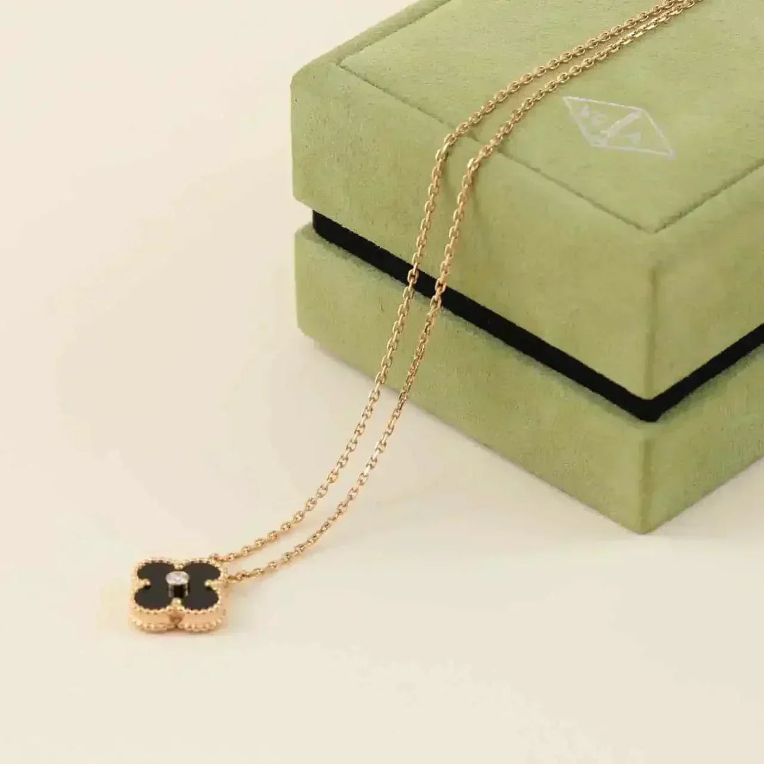 [Avelora Jewelry ]CLOVER 15MM DIAMOND ONYX NECKLACE