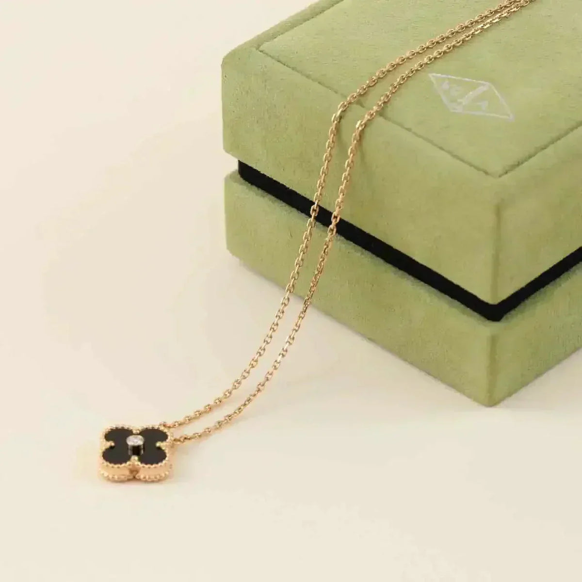 [Avelora Jewelry ]CLOVER 15MM DIAMOND ONYX NECKLACE