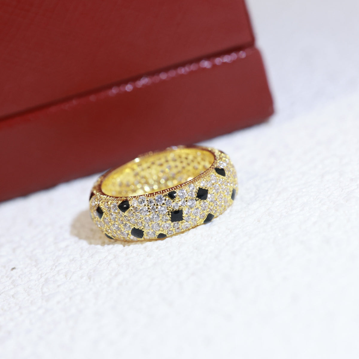 Spotted Panther Band Ring - detail view