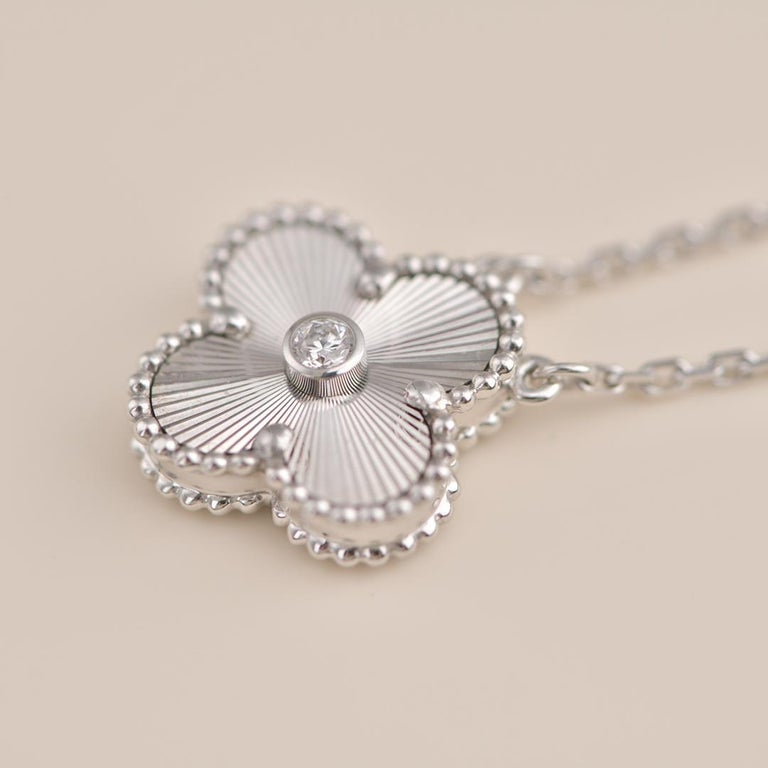 [Avelora Jewelry ]CLOVER  15MM DIAMOND LASER NECKLACE SILVER