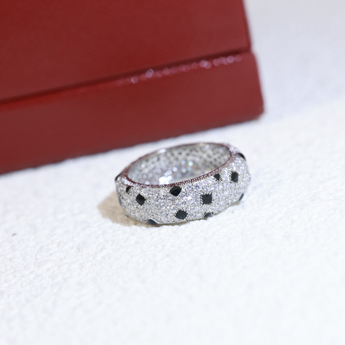 Spotted Panther Band Ring - detail view