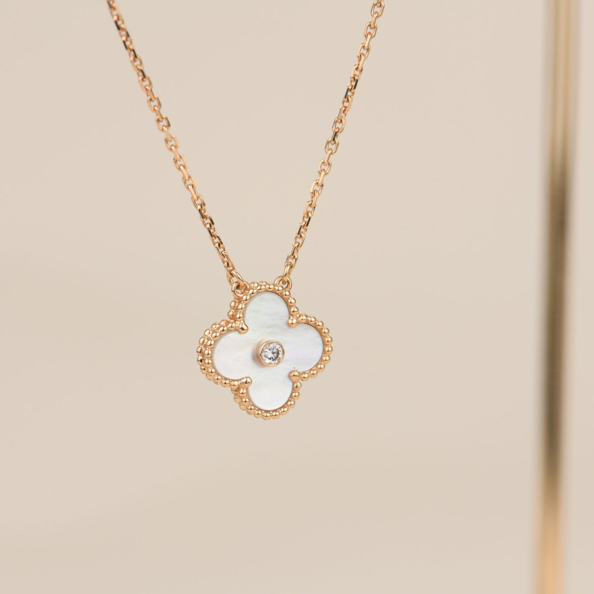 [Avelora Jewelry ]CLOVER 15MM DIAMOND WHITE FRITILLARIA NECKLACE