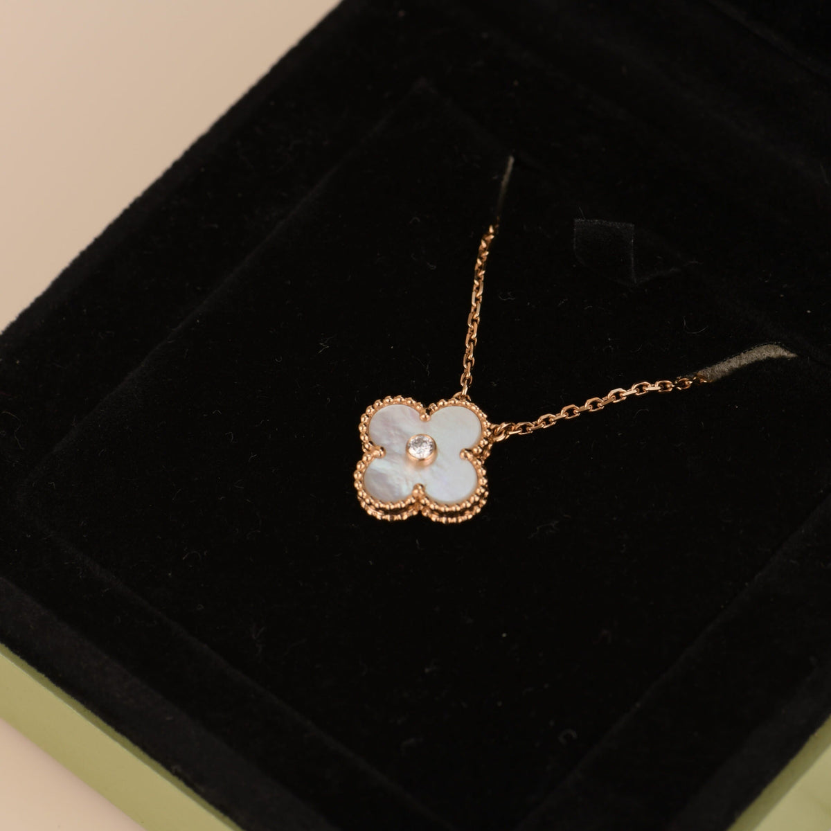 [Avelora Jewelry ]CLOVER 15MM DIAMOND WHITE FRITILLARIA NECKLACE
