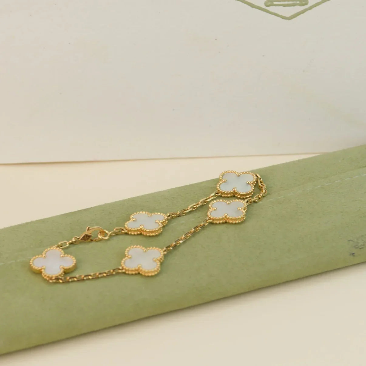 [Avelora]LUCKY CLOVER 5-MOTIF BRACELET - WHITE MOTHER-OF-PEARL COLLECTION