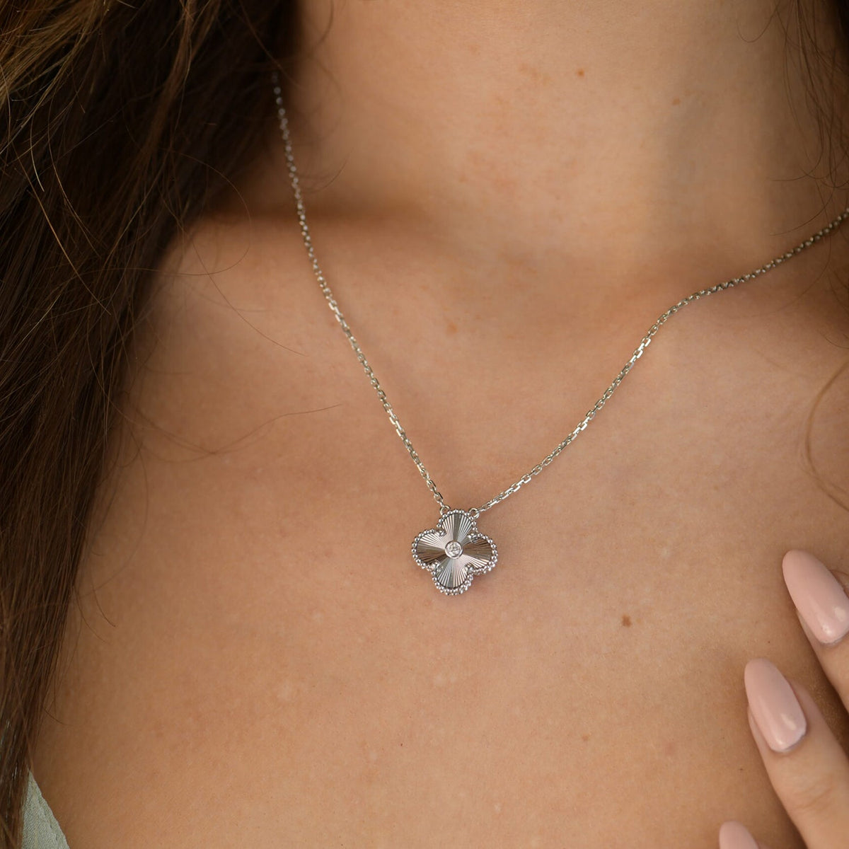 [Avelora Jewelry ]CLOVER  15MM DIAMOND LASER NECKLACE SILVER