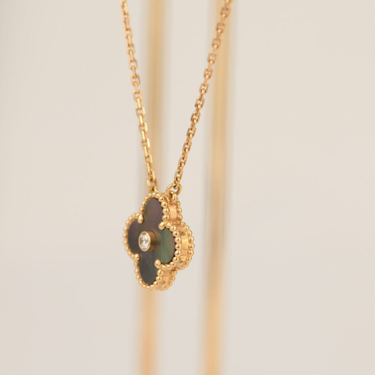 [Avelora Jewelry ]CLOVER 15MM DIAMOND AND MOTHER-OF-GREY NECKLACE