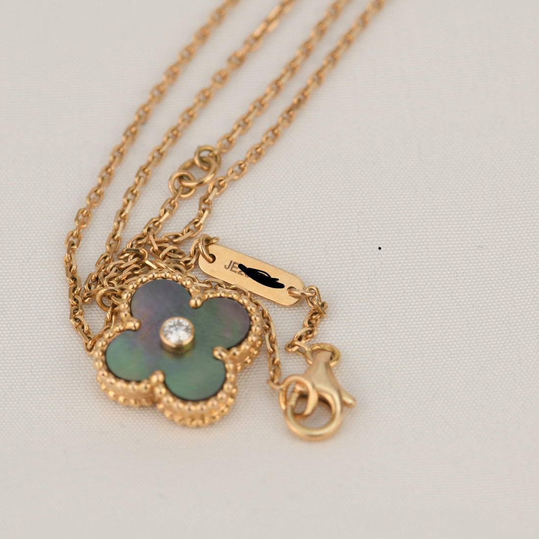 [Avelora Jewelry ]CLOVER 15MM DIAMOND AND MOTHER-OF-GREY NECKLACE