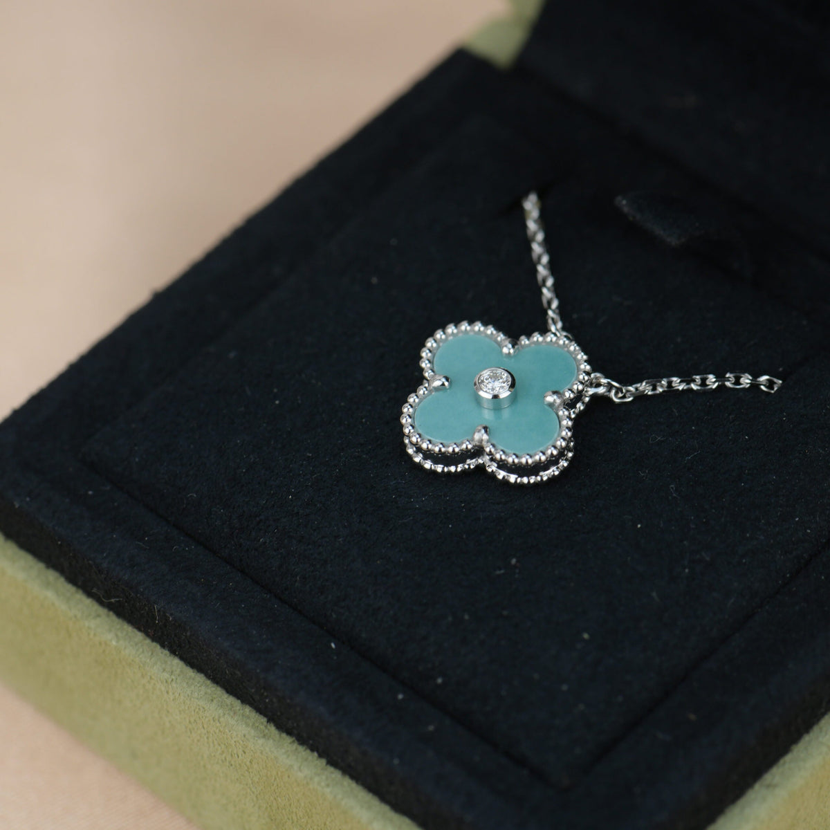 [Avelora Jewelry ]CLOVER 15MM DIAMOND SVRES PORCELAIN  NECKLACE SILVER