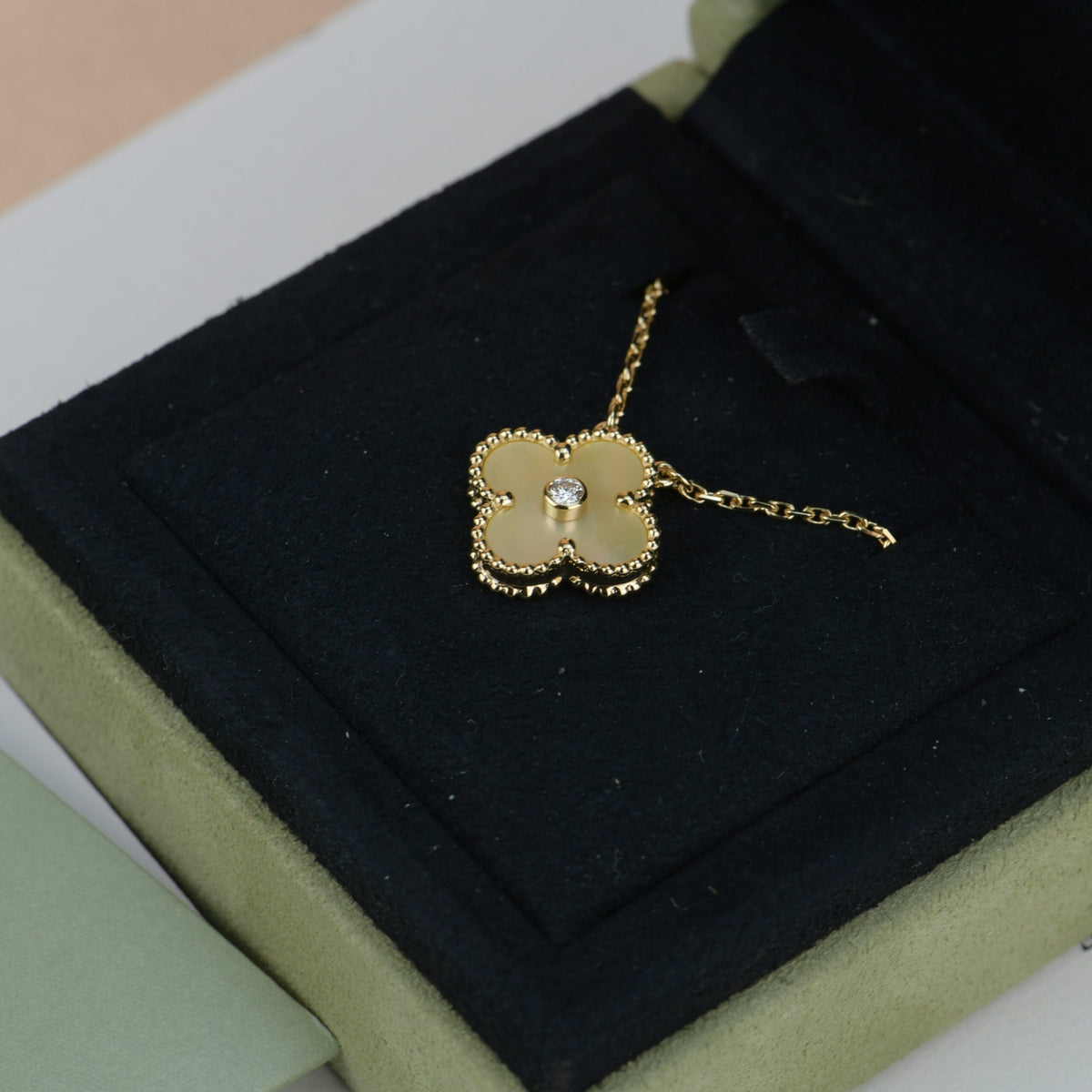 [Avelora Jewelry ]CLOVER 15MM DIAMOND GOLD MOTHER OF PEARL NECKLACE