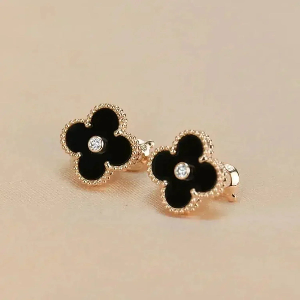 [Avelora Jewelry ]CLOVER MEDIUM 1 MOTIFS ONYX DIAMOND EARRINGS