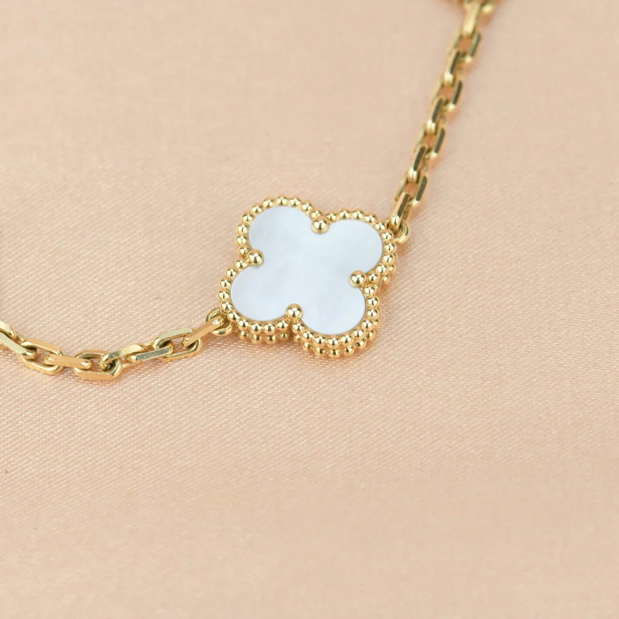 [Avelora]LUCKY CLOVER 5-MOTIF BRACELET - WHITE MOTHER-OF-PEARL COLLECTION
