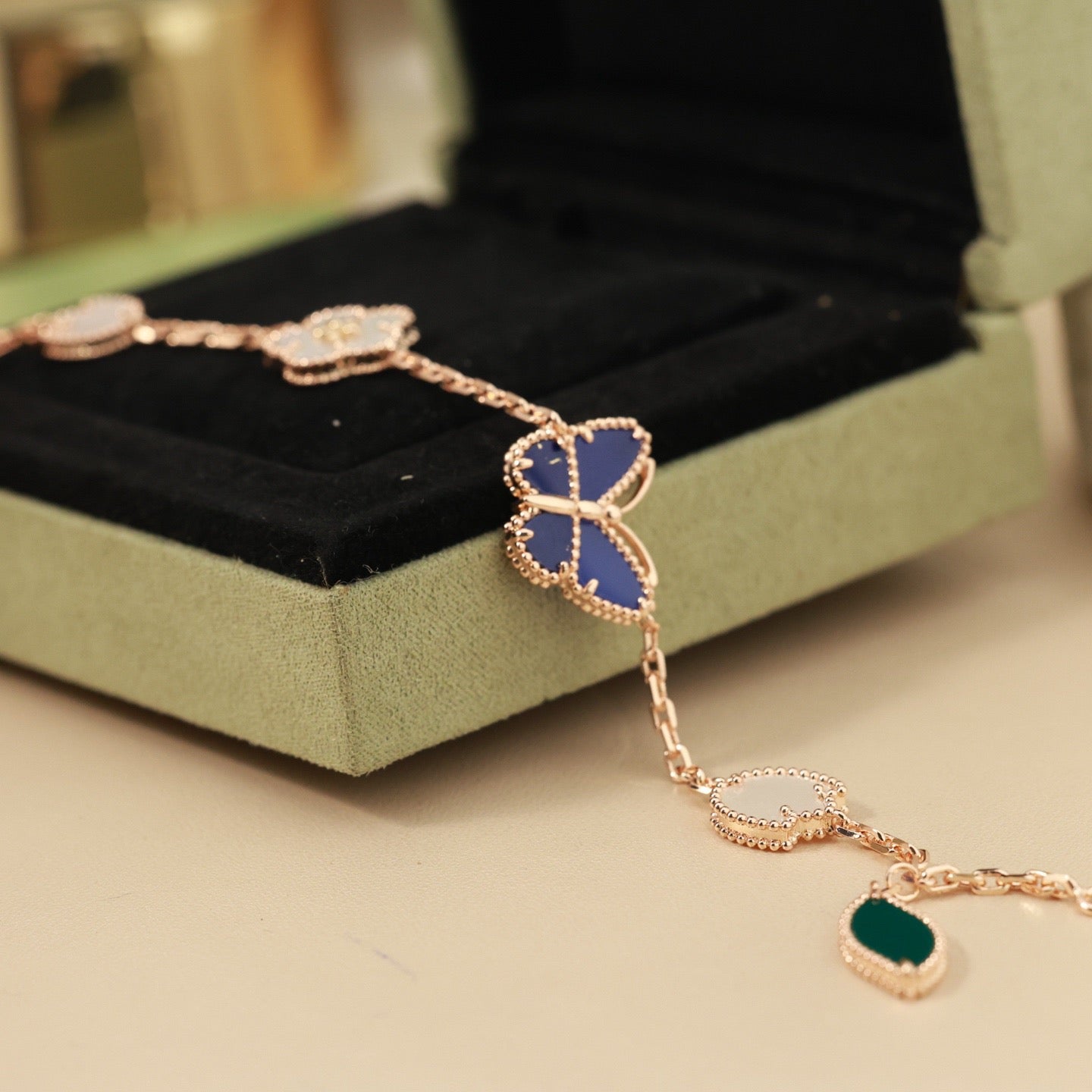 [Avelora]SPRING ENCHANTMENT BUTTERFLY & FLORAL CHARM BRACELET