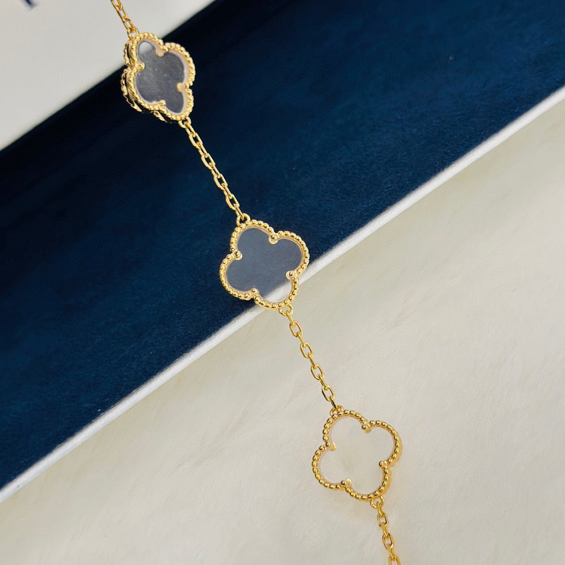 [Avelora Jewelry ]CLOVER 5 MOTIF ROCK CRYSTAL BRACELET