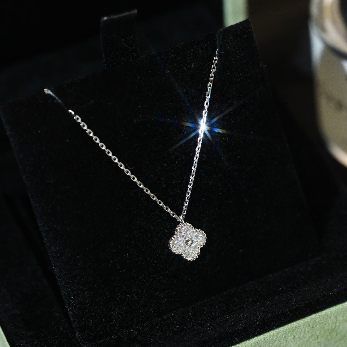[Avelora Jewelry ]CLOVER MINI 9.5MM PENDANT DIAMOND NECKLACE