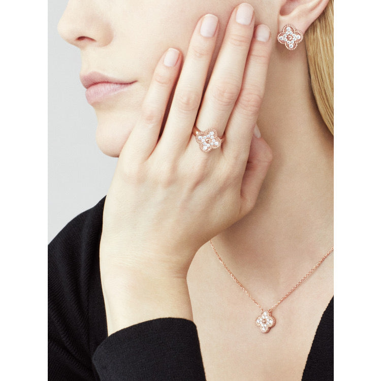 [Avelora Jewelry ]CLOVER 15MM DIAMOND SINGLE FLOWER NECKLACE