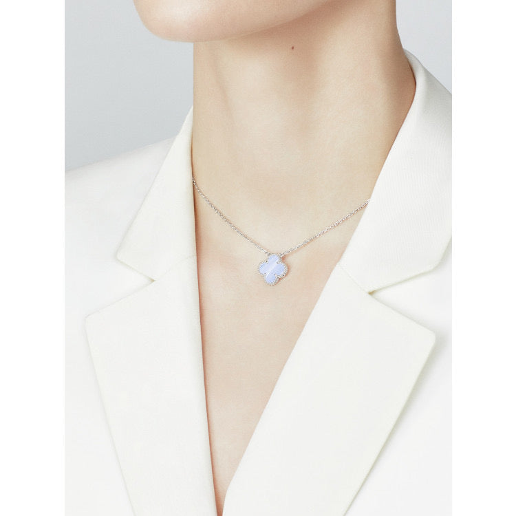 [Avelora Jewelry ]CLOVER 15MM BLUE CHALCEDONY NECKLACE SILVER