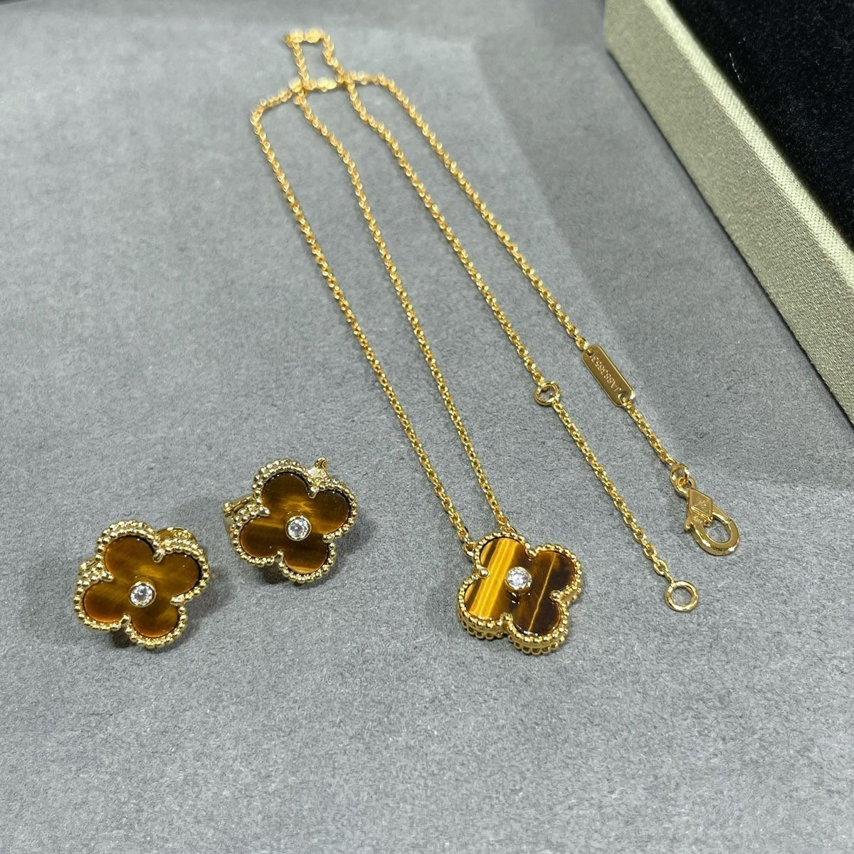 [Avelora Jewelry ]CLOVER 15MM DIAMOND AND YELLOW TIGER'S EYE AGATE necklace