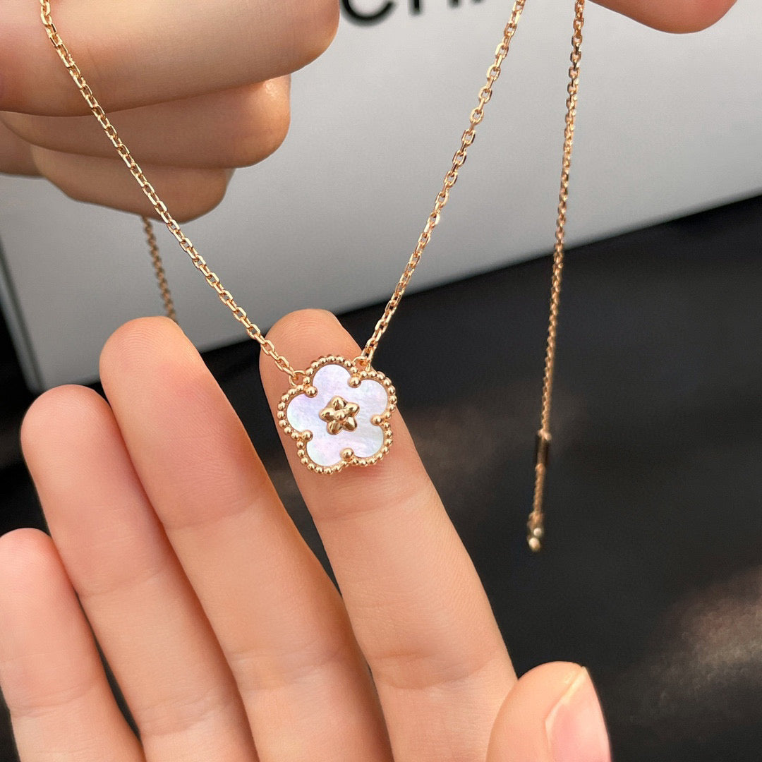 [Avelora Jewelry ]LUCKY  WHITE MOP  PLUM BLOSSOM NECKLACE