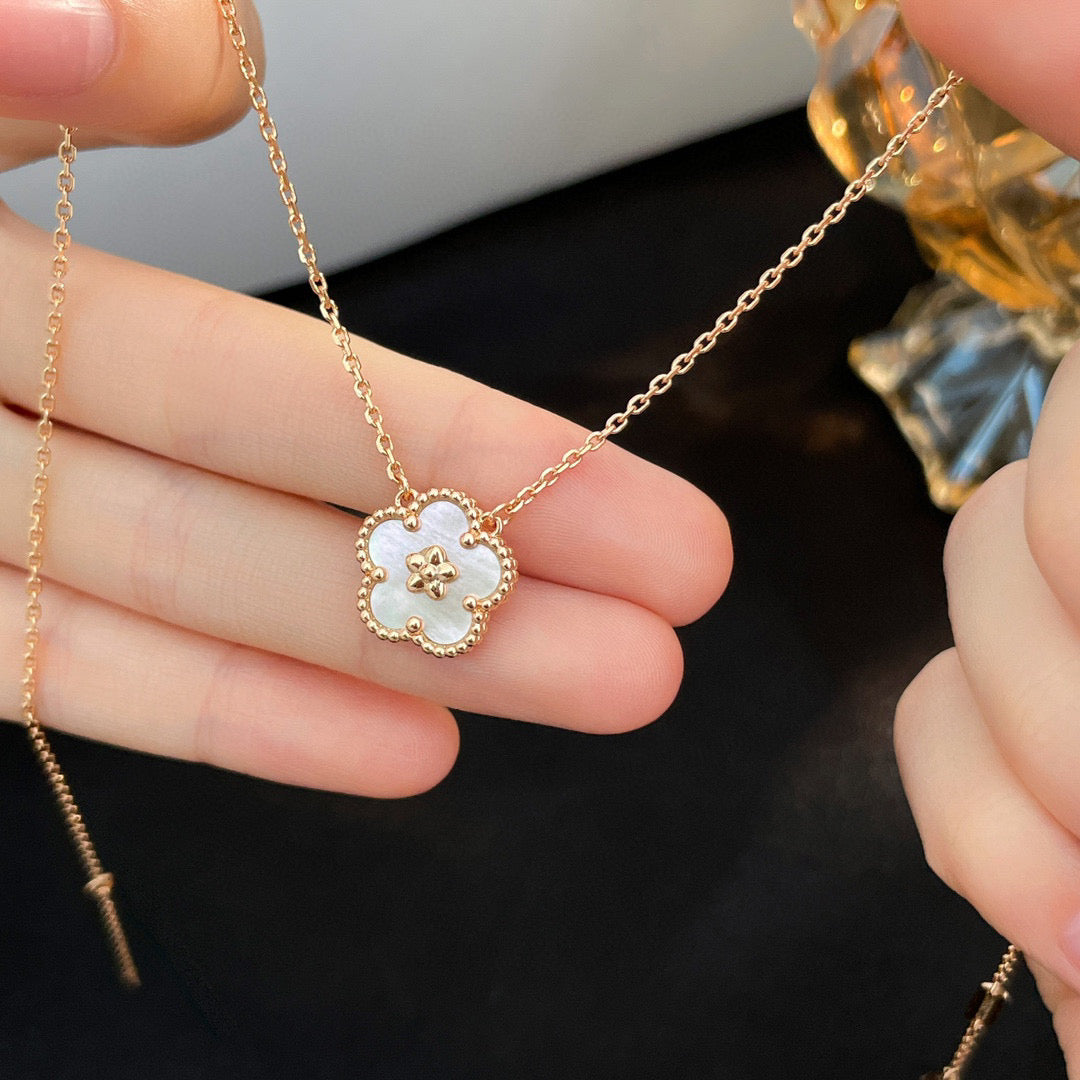 [Avelora Jewelry ]LUCKY  WHITE MOP  PLUM BLOSSOM NECKLACE