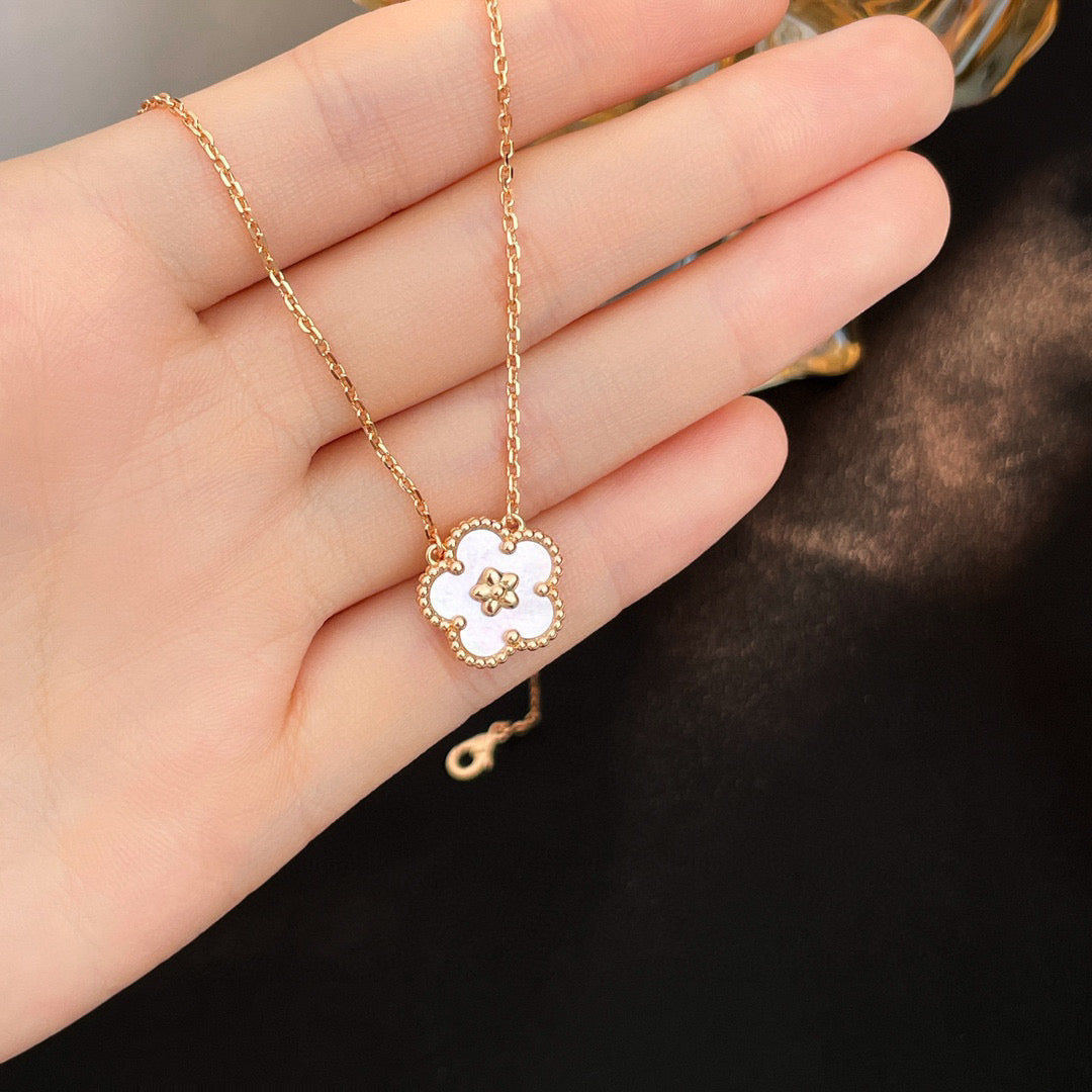 [Avelora Jewelry ]LUCKY  WHITE MOP  PLUM BLOSSOM NECKLACE