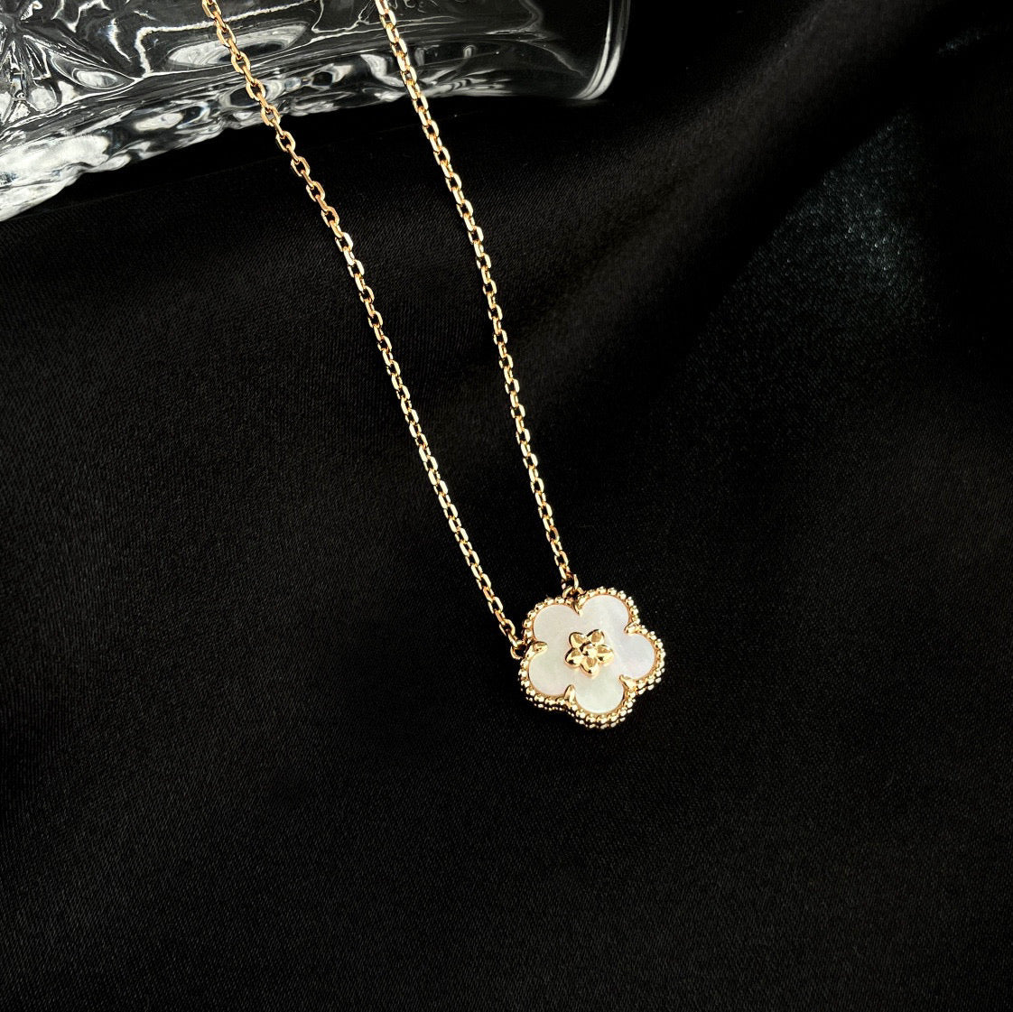 [Avelora Jewelry ]LUCKY  WHITE MOP  PLUM BLOSSOM NECKLACE