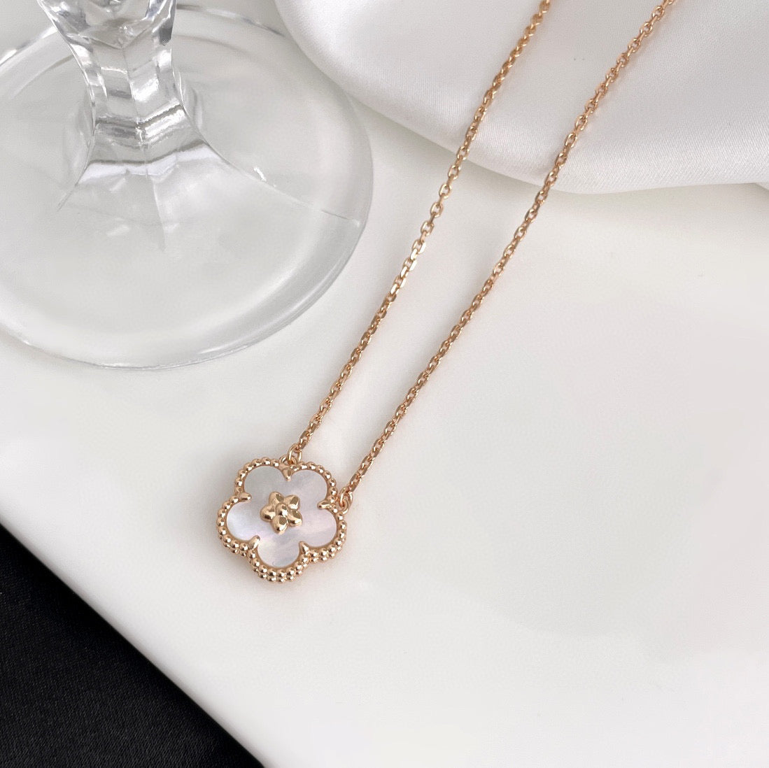 [Avelora Jewelry ]LUCKY  WHITE MOP  PLUM BLOSSOM NECKLACE