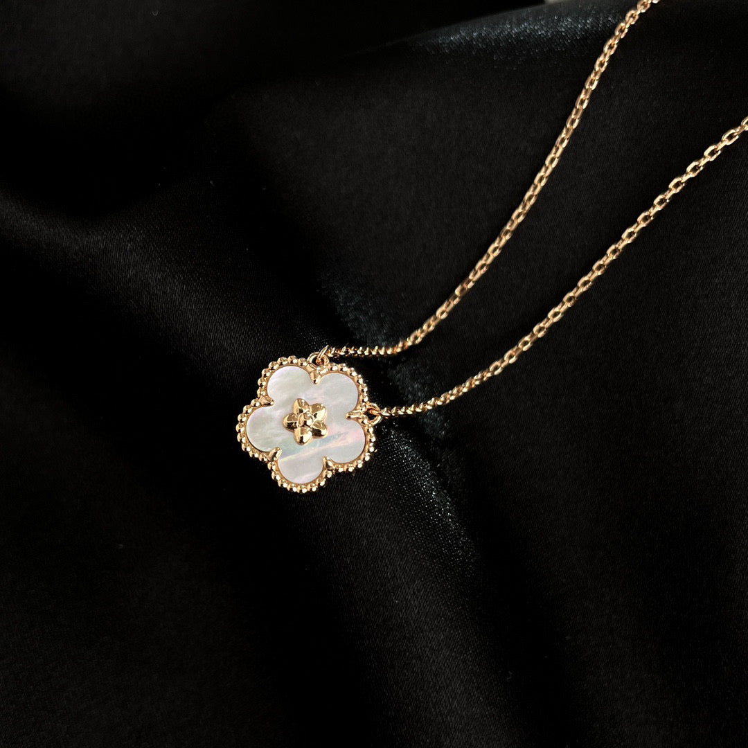 [Avelora Jewelry ]LUCKY  WHITE MOP  PLUM BLOSSOM NECKLACE