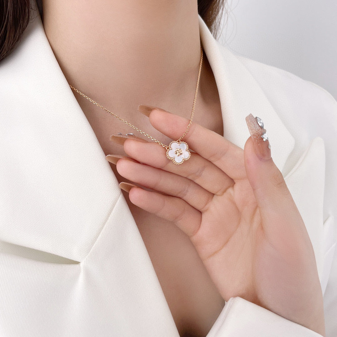 [Avelora Jewelry ]LUCKY  WHITE MOP  PLUM BLOSSOM NECKLACE