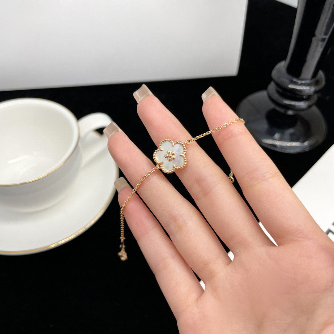 [Avelora Jewelry ]LUCKY  WHITE MOP  PLUM BLOSSOM NECKLACE