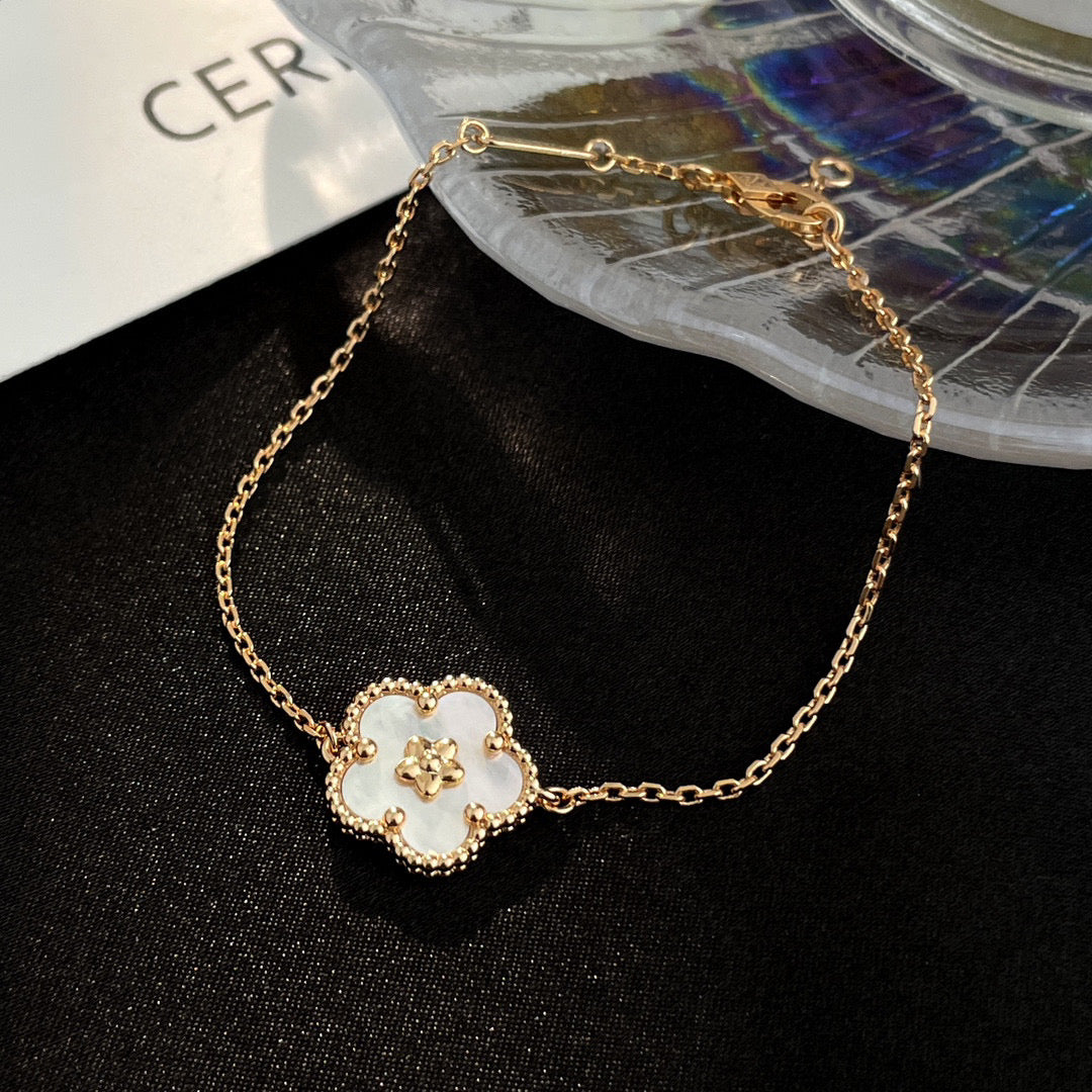 [Avelora Jewelry ]LUCKY WHITE MOP PLUM BLOSSOM  BRACELET