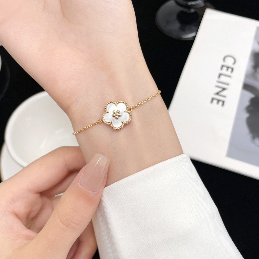 [Avelora Jewelry ]LUCKY WHITE MOP PLUM BLOSSOM  BRACELET