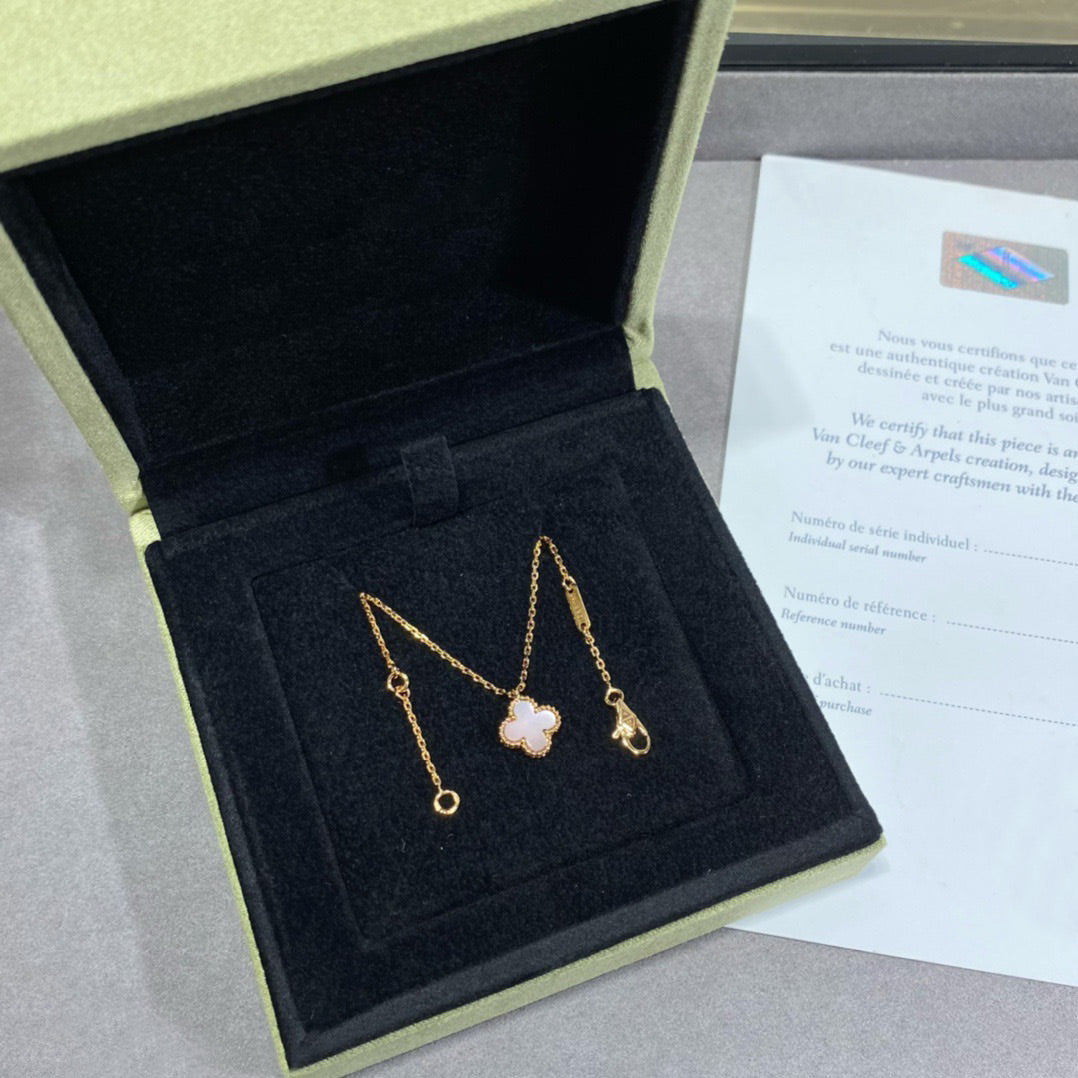 [Avelora Jewelry ]CLOVER 15MM PINK MOTHER-OF-PEARL SINGLE FLOWER NECKLACE