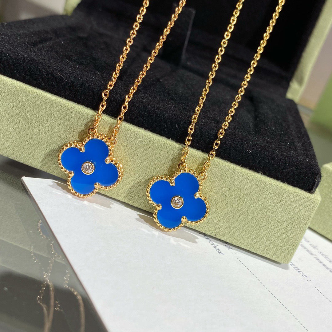 [Avelora Jewelry ]CLOVER 15MM DIAMOND AND BLUE AGATE NECKLACE