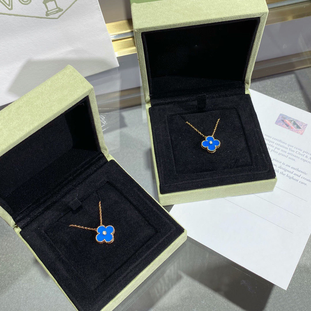 [Avelora Jewelry ]CLOVER 15MM DIAMOND AND BLUE AGATE NECKLACE