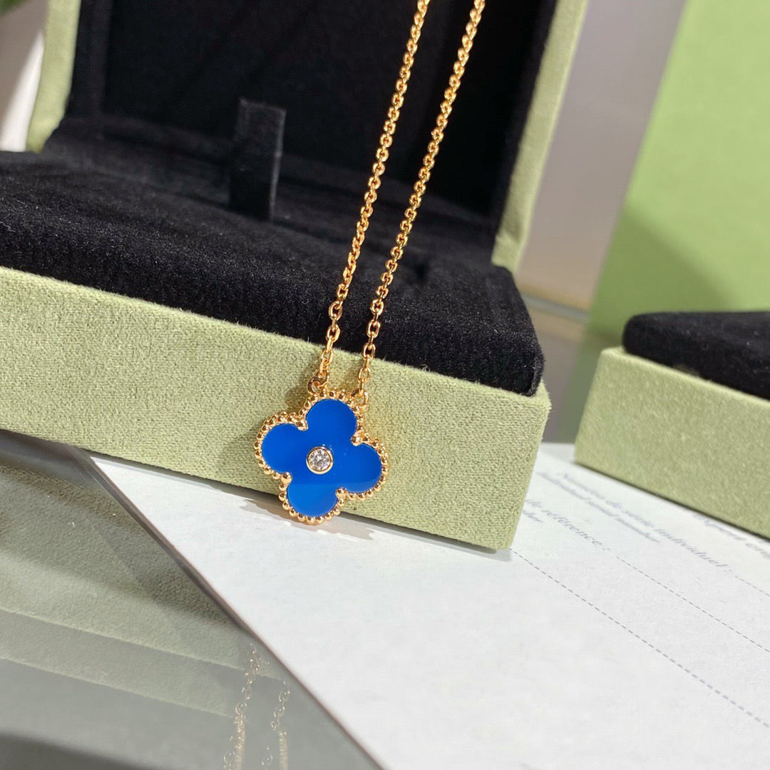 [Avelora Jewelry ]CLOVER 15MM DIAMOND AND BLUE AGATE NECKLACE