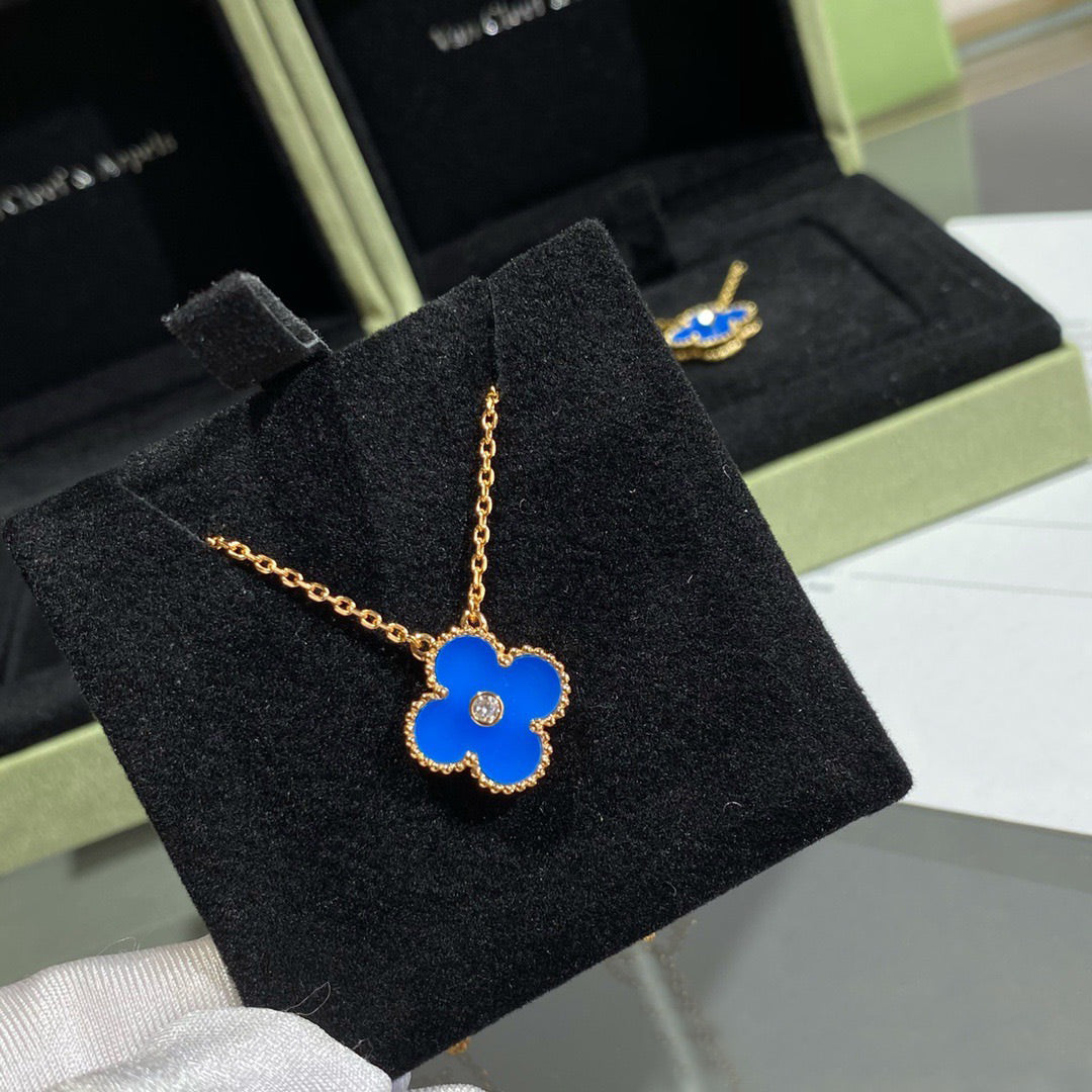 [Avelora Jewelry ]CLOVER 15MM DIAMOND AND BLUE AGATE NECKLACE